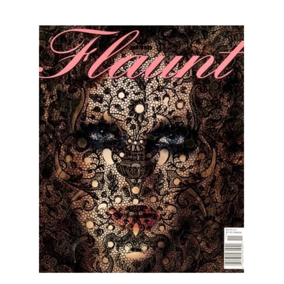 Famous issue of FLAUNT Magazine - Julianne Moore - Picture 1 of 2